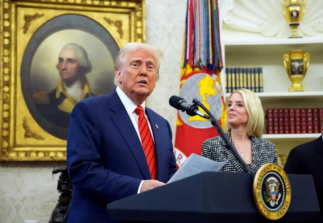 Trump: DOJ će “obuzdati AI ako budemo morali” – ali AI strahovi su “prevara veća od Rusije i klimatskih promjena”